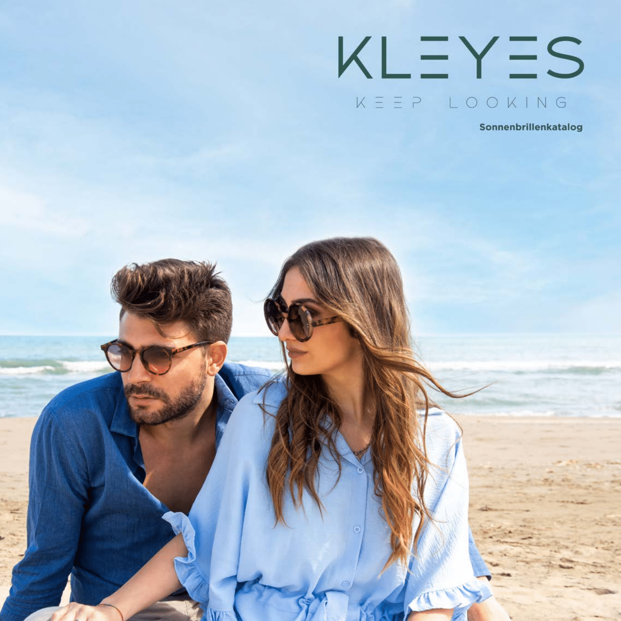 Frau und Mann mit Kleyes Brillen sitzen am Strand