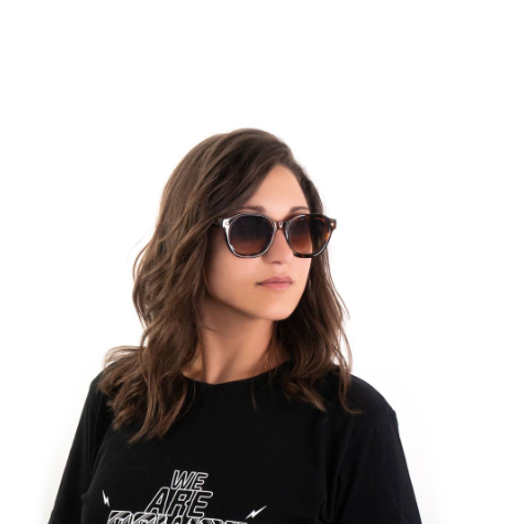 Frau mit Langen Braunen Haare und Kleyes KL0111 - Sonnenbrille „BOSTON“ Angezogen