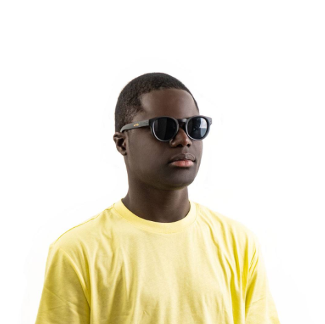 Dunkelhäutiger Mann mit Kleyes KL0128 - Sonnenbrille „LONDON“ Angezogen