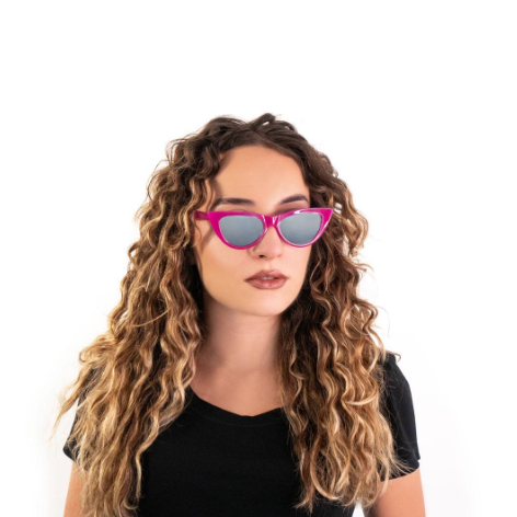 Frau mit langen lockigen dunklen haaren und KL0119 - Sonnenbrille „BARBIE“ angezogen