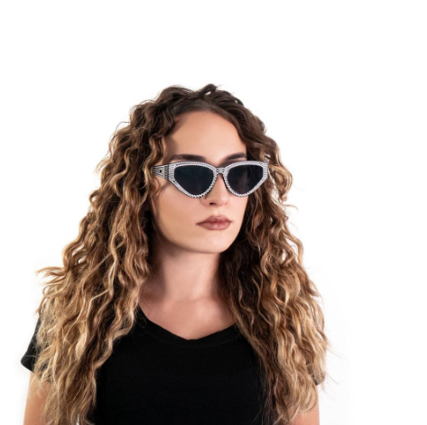 Frau mit Langen Dunklen lockingen haar und KL0120 - Sonnenbrille „LOS ANGELES“ angezogen