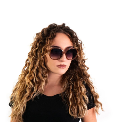 Frau mit langen lockigen dunklen haaren mit KL0114 - Sonnenbrille „TWIGGY“ Angezogen