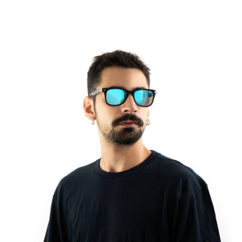 Mann mit Kurzen Braunen Haare und Ohrringe mit Kleyes KL0124 - Sonnenbrille „KEN“ Angezogen