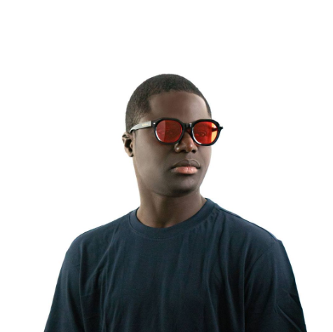 Dunkelhäutiger Mann mit Kleyes KL0130 - Sonnenbrille „HOLLYWOOD“  Angezogen
