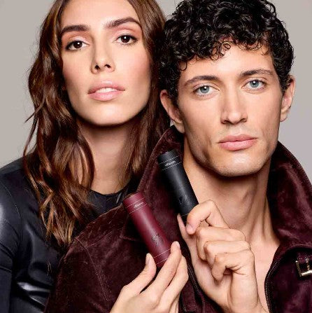 Mann und Frau halten die olfazeta taschenparfums etuis in Bordeaux und Schwarz vor sich