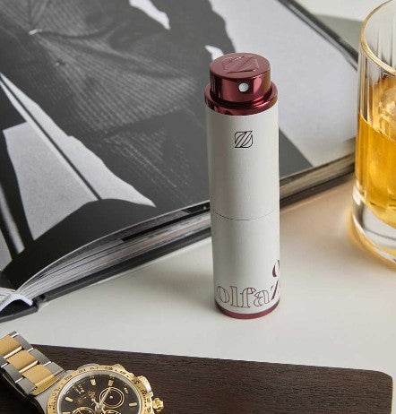 olfazeta taschenetui steht auf den tisch mit ein Buch, Uhr und ein glas whiskey