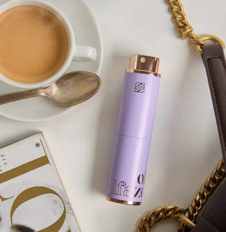 olfazeta Taschenetui liegt auf Tisch mit einer Tasse Kaffe und einer Handtasche