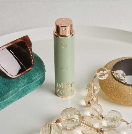 Taschenetui auf Tisch mit Deko Sonnenbrille und Glaskette